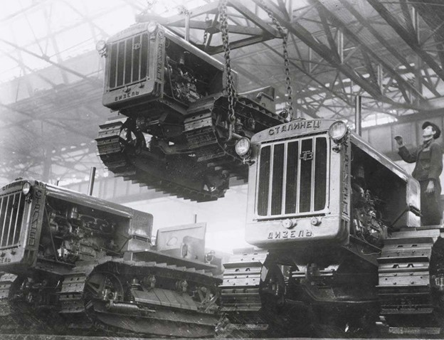 Foto pabrik traktor di Uni Soviet (USSR) pada tahun 1938, melalui Pusat Arsitektur Kanada