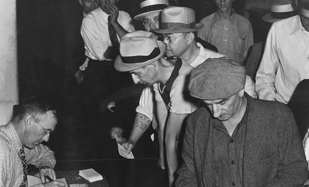 Foto pria pengangguran yang mengajukan tunjangan pengangguran, yang terkadang dikenal sebagai kesejahteraan, selama Depresi Besar tahun 1930-an, melalui PBS Learning Media