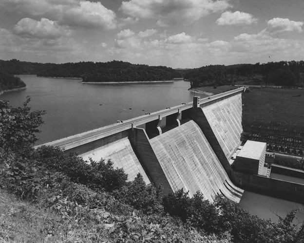 Bendungan yang diselesaikan oleh Tennessee Valley Authority (TVA) sebagai bagian dari stimulus fiskal dan kebijakan infrastruktur New Deal, melalui Perpustakaan dan Arsip Negara Bagian Tennessee